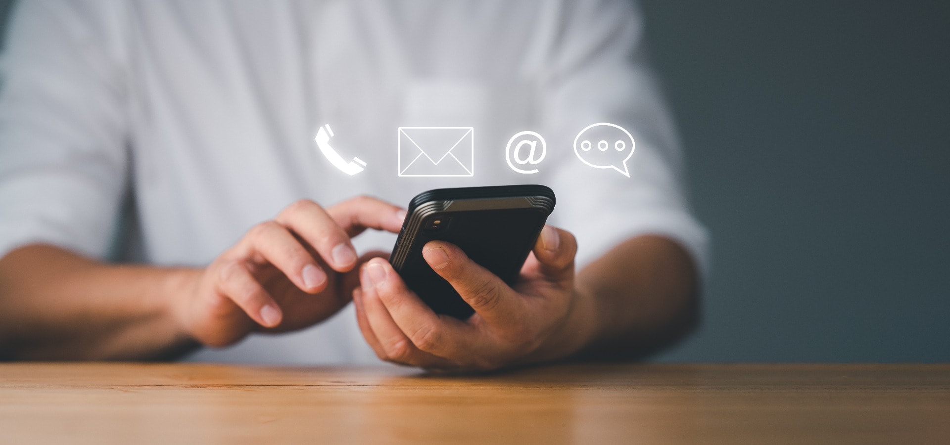 Kunden-Support-Hotline Kontaktieren Sie uns Menschen Verbindung. Geschäftsmann mit Smart Phone und den Symbolen für E-Mail, Telefon, Adresse und Chatnachrichten.